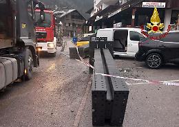 Incidente nel Cadore: un tir perde due pilastri d'acciaio in mezzo alla strada