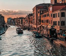 Venezia riapre con il contributo d'accesso: il pagamento per i turisti si estende a 54 giorni nel 2025