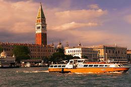 Guasto al timone sul Canal Grande, vaporetto sfiora il ponte di Rialto