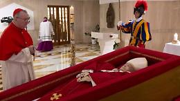 Rivelata la prima immagine della salma di Papa Francesco: il rosario tra le mani