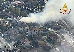 Condominio in fiamme a Quarto d'Altino: all'indomani del rogo proseguono i soccorsi