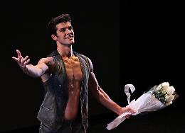 Roberto Bolle festeggia 25 anni all’Arena di Verona: sul palco anche Diodato
