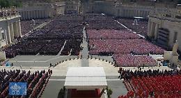 L'ultimo viaggio di Papa Francesco: una folla senza confini lo accompagna nel silenzio di Roma