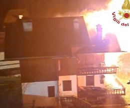 Incendio sul tetto di una casa a Zoldo Alto: tempestivo intervento dei vigili del fuoco