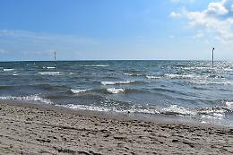 Jesolo, dodicenne rischia di annegare vicino agli scogli: salvato da un bagnino 18enne