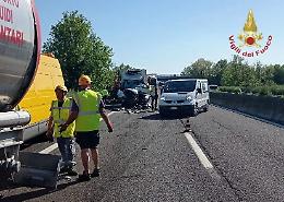 Tragedia sulla A13: schianto tra due mezzi pesanti, morto un camionista