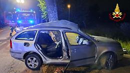 Vicenza, si schianta contro un albero: 28enne estratto dalle lamiere e trasportato in ospedale