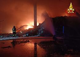 Fiamme in un’azienda di riciclo ad Angiari, massiccio intervento dei vigili del fuoco