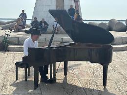 Chioggia e il concerto improvvisato, Paolo Zanarella si esibisce a sorpresa lungo la diga