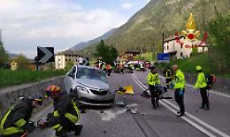 Perarolo di Cadore, incidente tra tre auto e una moto lungo la SS 51: deceduto un motociclista e cinque feriti