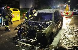 Auto in fiamme nella notte a Vicenza, sfiorato l'incendio a catena