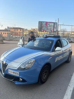 Colpisce un uomo per rubargli il cellulare: ventenne denunciato per rapina e ricettazione