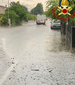 Nubifragio nell'Alta Padovana: auto sommerse dall'acqua, 15 persone tratte in salvo
