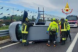 Altivole, auto si cappotta, un ferito