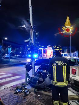 Vicenza, auto contro semaforo nella notte: illeso il conducente