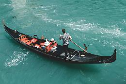 Venezia, il turista sì fa un selfie e la gondola si ribalta in un canale 