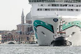 Nave cargo in avaria si incaglia nel porto di Venezia: serata di tensione e interventi rapidi