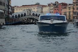 Aggressione a Rialto: coppia di turisti rapinata in pieno centro a Venezia