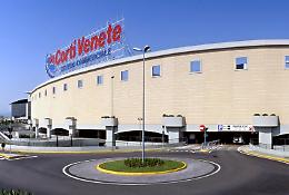 Furto di profumi alle Corti Venete: due ladri in ospedale per un malore dopo l'arresto