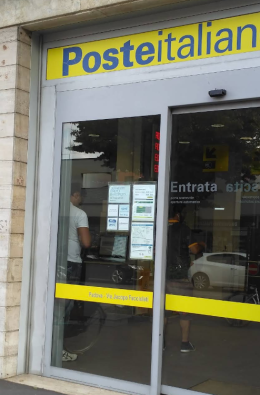 Padova, imbrattato l’ufficio postale di via Facciolati: scritte contro i vaccini