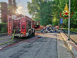 Incendio a Padova: camion compattatore prende fuoco, distrutto il carico dei rifiuti