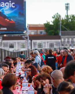 Cena di quartiere contro la zona rossa. 