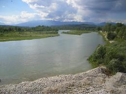 I passanti chiamano per un allarme suicidio sul Piave, ma era solo un pescatore