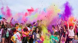San Donà si tinge d’arcobaleno: parte il nuovo tour dell’Holi Festival dei record