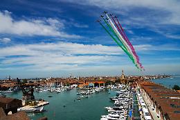 Le Frecce Tricolori inaugurano la sesta edizione del Salone Nautico all’Arsenale di Venezia