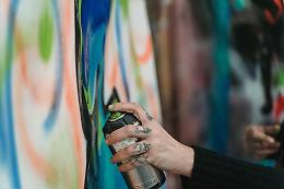 Vandalismo ad Albarella: sfregiate le opere di Seneca, l'artista si arrende