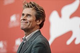 Willem Dafoe porta il corpo in scena alla Biennale di Teatro