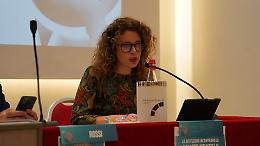 Il Parlamento sollecita il via libera al decreto per il sostegno psicologico nelle scuole, una misura attesa da anni per tutelare i giovani
