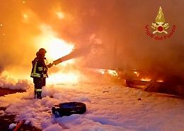 Incendio nella notte: camion in fiamme sulla A4