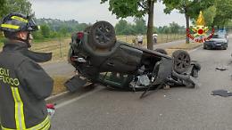 Schianto sulla SS 46 a Vicenza: auto ribaltata e distrutta, ma nessun ferito grave