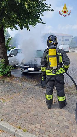 Incendio in pieno centro a Vedelago, auto distrutta ma nessun ferito