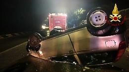 Schianto nella notte: perde il controllo dell’auto e si capovolge dopo aver travolto un autovelox