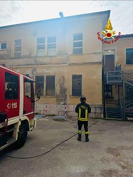Fiamme in un bagno del liceo artistico di Schio: nessun ferito ma istituto evacuato
