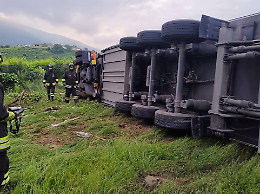 Schianto all'alba: camion ribaltato tra i vigneti di Valdobbiadene