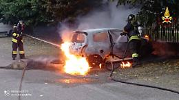 Montebelluna, auto in fiamme all’alba: intervengono i vigili del fuoco