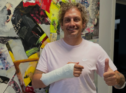 Filippo Pozzato cade durante una discesa da Asiago e si frattura una mano dopo uno scontro con un anziano distratto