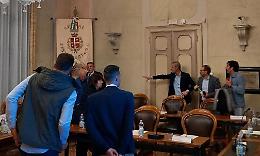 Baruffe castellane: scontro acceso su mozione per gli agenti di scorta di Falcone e Borsellino, si sfiora la rissa tra sindaco e opposizione