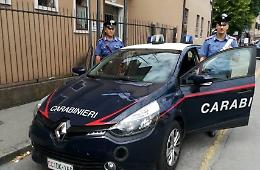 Piove di Sacco, folle gita in auto tra amici: giovane seduto sul tetto scoperto con la droga  