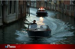 Notte di follia a Venezia: ubriaco al timone semina il panico tra i canali