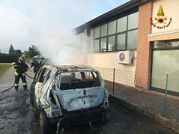 Mercedes prende fuoco ad Ancignano: danneggiata anche la concessionaria nelle vicinanze