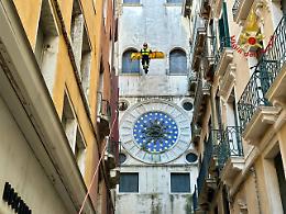 Esercitazione di soccorso sulla Torre dell’Orologio di piazza San Marco: vigili del fuoco in azione