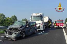 Tamponamento a catena tra tre tir e un furgone: due feriti e traffico paralizzato per ore sulla A4
