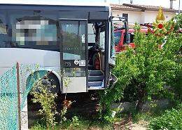 Incidente a Rosolina: pullman esce di strada, tre feriti e fuga di gas in via Carabella