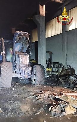 Notte intensa per i Vigili del Fuoco: incendio in un capannone agricolo a Rossano Veneto