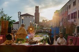 A Noale si lavora per l'Infiorata in occasione del Corpus Domini, con un messaggio di speranza