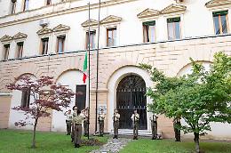 Alzabandiera solenne al Comando Forze Operative Nord: premiato il soldato eroe di Mestre e il professor Nardelli